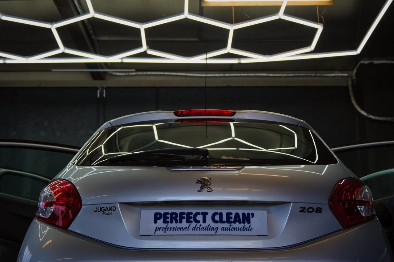 Arrière centré de la Peugeot 208, reflet symétrique de la rampe hexagonale LED sur le hayon