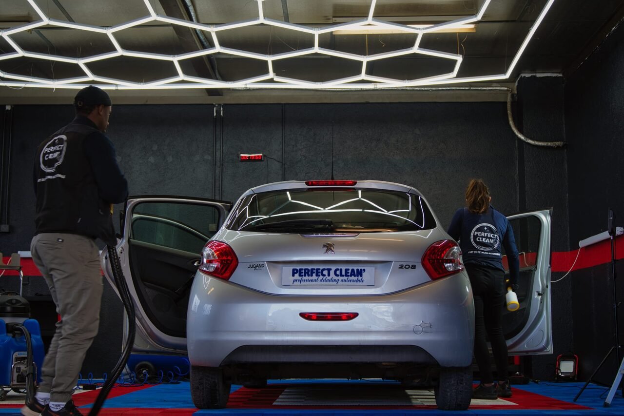Vue symétrique du duo encadrant la Peugeot 208, deux portières arrière ouvertes en miroir