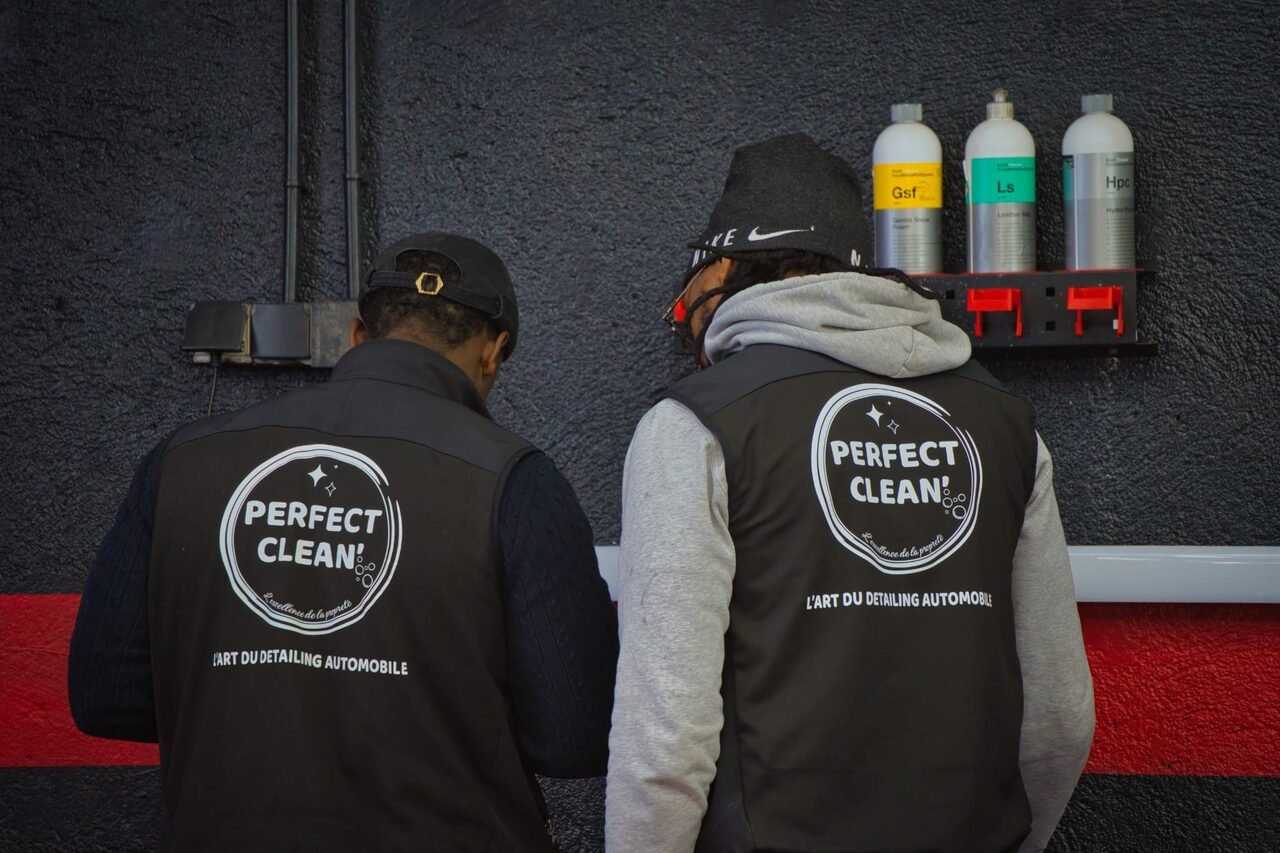 Le duo de détailleurs Perfect Clean 74 de dos, logo brodé 'L'art du detailing automobile' visible